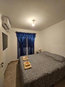 サルタにあるDepartamento Portezueloのベッドルーム1室(トレイ付きベッド1台付)