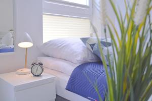 Ein Bett oder Betten in einem Zimmer der Unterkunft Sun Towers - Apartamenty Bryza - Apartamenty z parkingiem
