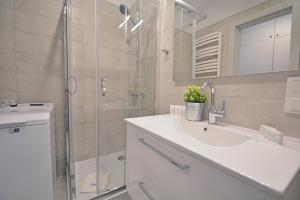 Ein Badezimmer in der Unterkunft Sun Towers - Apartamenty Bryza - Apartamenty z parkingiem