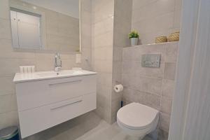 Ein Badezimmer in der Unterkunft Sun Towers - Apartamenty Bryza - Apartamenty z parkingiem