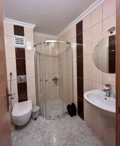 ウズンギョルにあるAkpinar Hotelのバスルーム(シャワー、トイレ、シンク付)