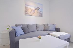 Ein Sitzbereich in der Unterkunft Sun Towers - Apartamenty Bryza - Apartamenty z parkingiem