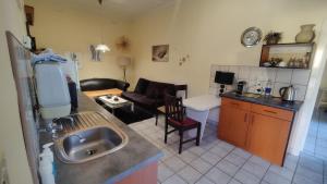 Maison Ambre Guesthouse tesisinde mutfak veya mini mutfak