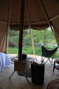 ein Zelt mit einem Tisch und 2 Stühlen in der Unterkunft Tipi Texel in 't Horntje