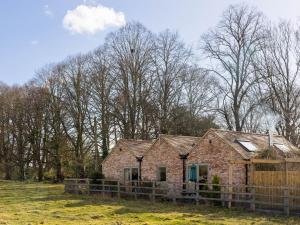 an old brick house in a field with a fence at Pass the Keys Quality Rural 2 Bed Cottage Retreat in Warwick