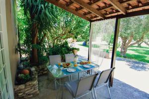 una mesa con platos de comida en un patio en Felenia House - Summer Escape en Vryses
