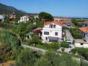 Cisano sul NevaにあるVilla Marco Aurelioの町家の丘の上の白い家