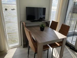 TV a/nebo společenská místnost v ubytování Houseboot Cormorant, lake view