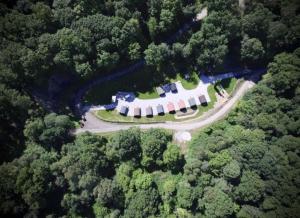 una vista aérea de una gran casa en el bosque en Forest Pod 4 Pet Friendly, en Neath