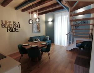 salon ze stołem i niebieską kanapą w obiekcie Vivila - Ca' Foulard w mieście Cernusco sul Naviglio