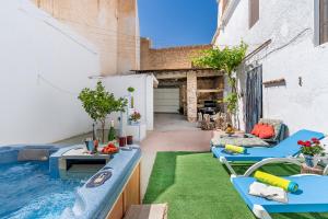 Bazén v ubytovaní Casa Amelia y Juan de Dios alebo v jeho blízkosti