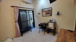 Maison Ambre Guesthouse tesisinde bir televizyon ve/veya eğlence merkezi