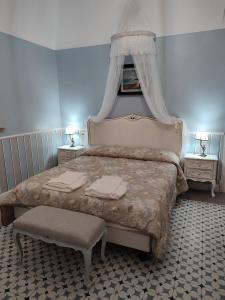 ein Schlafzimmer mit einem großen Bett mit Baldachin in der Unterkunft Bouquet di Note in Cervo