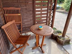 een tafel en een stoel en een kom op een tafel bij Ferienwohnungen! Kleine Bungalows mit Terrasse! in Stockhausen-Illfurth