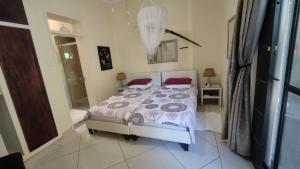 Maison Ambre Guesthouse tesisinde bir odada yatak veya yataklar