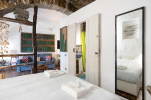 een slaapkamer met een bed en een spiegel bij Green Cactus House in La Spezia