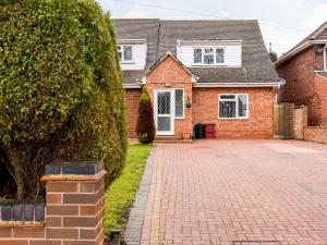 a brick house with a brick driveway at Pass the Keys Self Contained 2 Bed with Parking Leamington Spa in Leamington Spa