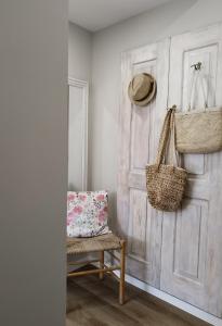 um quarto com uma porta com uma cadeira e um chapéu em Casa Recanto do Teatro em Lamego