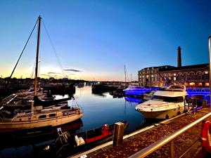 Eine Gruppe von Booten liegt in einem Hafen vor Anker. in der Unterkunft Royal William Yard Apartments - Large and Luxurious with Free Parking in Plymouth