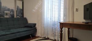 - un salon avec un canapé et une fenêtre dans l'établissement Casa Flora, à Kraljevica