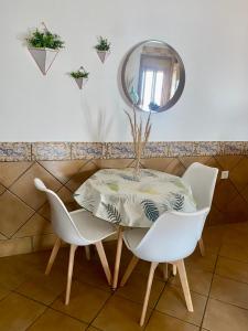 - une table et des chaises dans une pièce avec un miroir dans l'établissement Ático Lanjarón, à Lanjarón