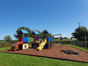 un parque con parque infantil con tobogán en The Gardeners Country Inn, en Goxhill