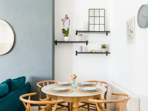 Ruang duduk di Pass the Keys Central Leamington Spa 2 Bed Flat with Parking +14 gambar