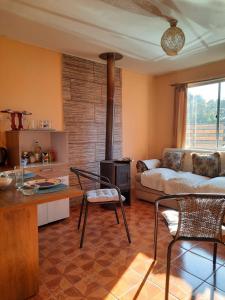 Cabana Quillon في كيلون: غرفة معيشة مع أريكة وطاولة