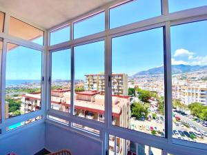 ベナルマデナにあるIris Vistas Benalmadenaの市街の景色を望む窓付きの客室です。