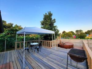 a white umbrella on a deck with a table and chairs at Cabana Quillon in Quillón