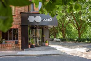 un edificio con un cartello sulla parte anteriore di room2 Southampton Hometel a Southampton