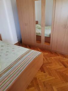 TopolaŠumadijska panorama的一间卧室配有一张床和镜子