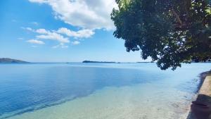 En strand vid eller i närheten av resorten