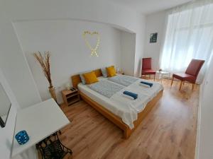 A bed or beds in a room at Milla Apartmanok