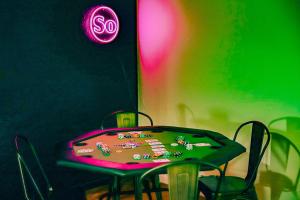 einem Pokertisch in einem Zimmer mit Neonschild in der Unterkunft So Villa Gite passe vite in Vivoin