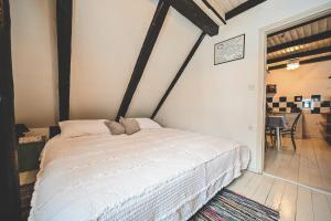 ein Schlafzimmer mit einem weißen Bett in einem Zimmer in der Unterkunft HEDONIA in Fužine