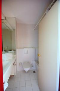 een badkamer met een toilet, een wastafel en een bad bij Hotel Rosenstadt & Malxestube Restaurant 