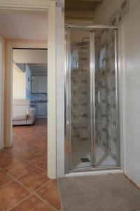- przeszklony prysznic w pokoju z salonem w obiekcie Garda Resort Village I Borghi w mieście Peschiera del Garda