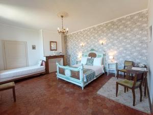 1 dormitorio con 1 cama, mesa y sillas en Château Latour, en Fours