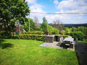 Un jardín fuera de Gîte Les trois charmes