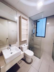 ein Bad mit einem Waschbecken, einem WC und einer Dusche in der Unterkunft PROMO Connected Train 2 Bedroom ABOVE MALL 9 in Kuala Lumpur
