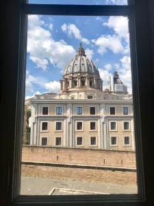 uma vista de um edifício a partir de uma janela em La Vaticana em Roma