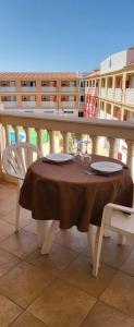 un tavolo con due piatti su un balcone di Apartamento 232 Gs International a Costa Del Silencio