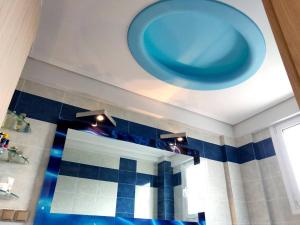 baño con un gran tazón azul en el techo en Dimitris Vasos Villa With Sea And Mountain View, en Aliveri