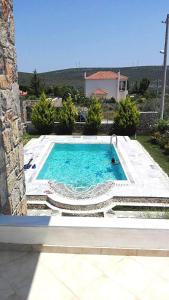 una piscina frente a una casa en Dimitris Vasos Villa With Sea And Mountain View, en Aliveri