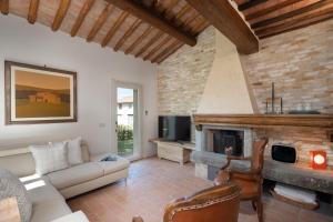 Querce的住宿－Villa Noemi，带沙发和壁炉的客厅
