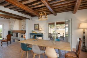 un comedor con una gran mesa de madera y sillas en Villa Noemi, en Querce