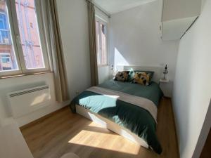 Un dormitorio con una cama con dos perros. en Le petit Minimes au bord du Canal du Midi en Toulouse