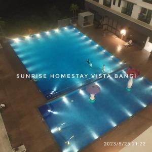 een uitzicht op een zwembad in de nacht bij Sunrise Homestay Vista Bangi in Kajang