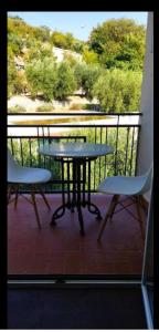 uma mesa e duas cadeiras numa varanda em Apartamento rural castril em Castril